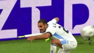 Saied Abu Farchi celebra el gol del empate con su pol�mico gesto.