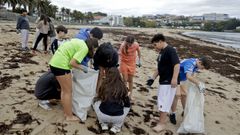 Varios j�venes recogiendo este lunes basura en Santa Cristina.