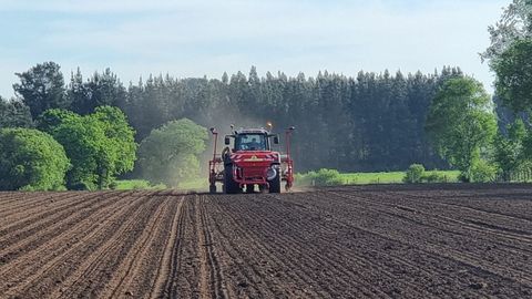 Imagen de archivo de un tractor trabajando un terreno agr�cola