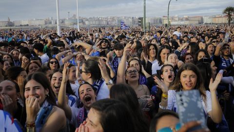 La aficin del Deportivo en la explanada de Riazor