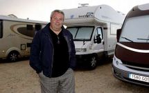 El presidente de AGA, en la zona habilitada en Cai�n, que alberga 56 autocaravanas. 