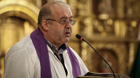 Viacrucis en el interior de la iglesia de Rianxo