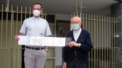 Los sacerdotes Juan Pablo Alonso (izquierda) y Ux�o Garc�a Amor (derecha), con la credencial del Camino Norte que se vender� en una m�quina