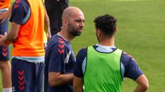 El entrenador del Celta, Claudio Gir�ldez, charlando con Sebasti�n C�ceres.