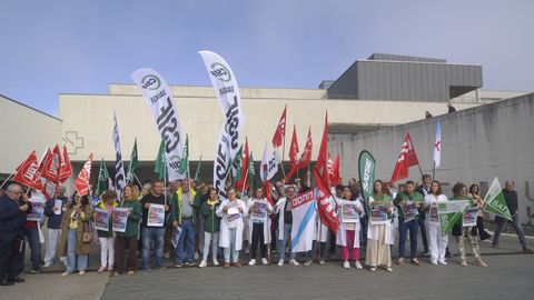 Concentración de sanitarios en la entrada del Hospital Universitario de Lugo (HULA), este martes.