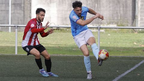 Diogo despeja el bal�n durante el partido contra el Atl�tico Arteixo en el Marcos G�mez.