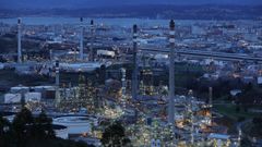 Vista de la refiner�a de Repsol, en A Coru�a, desde Montica�o.
