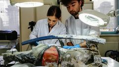 Alumnos de la Escola Superior de Conservaci�n e Restauraci�n de Bens Culturais trabajan en una pieza cedida por el Museo de Lugo