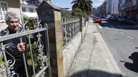 Calle Xaqun Bruquetas Deficiencias en las aceras de Ferrol. La asociacin de vecinos reclama al gobierno de la urbe naval que se haga cargo de su tramo. 