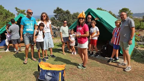 Una monitora, con un sombrero de un pollo, recibiendo a las familias.