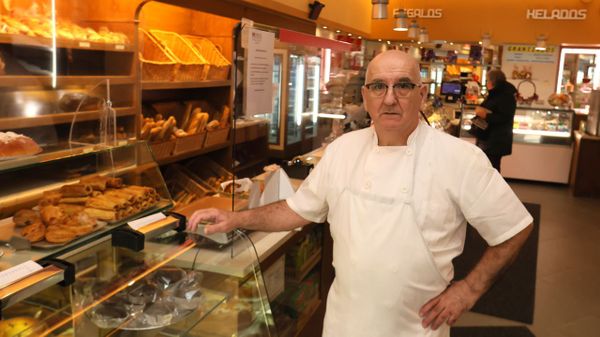 Jos� Pernas Vale lleva m�s de medio siglo amasando y horneando a diario pasteles y pan en el negocio familiar