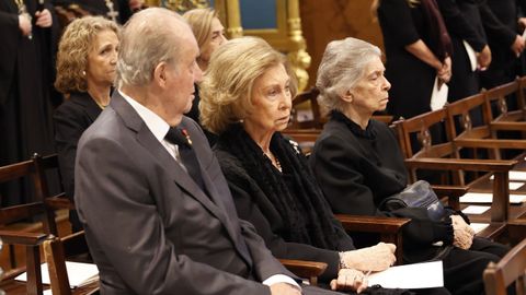 Los reyes emritos, Juan Carlos y Sofa, junto a Irene de Grecia en la Catedral Metropolitana de Atenas. Detrs, las infantas Cristina y Elena.