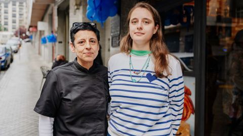 Alicia Benetton, diagnosticada de autismo cuando tena seis aos, junto a su madre, Ana Lpez.