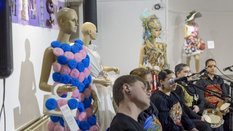 Exposición de vestidos con materiales de reciclaje que se puede ver en la Capela de Santa María de Lugo