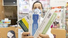En la farmacia carballesa De la Llave muestran los distintos tipos de test que la gente compra