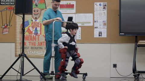 El fisioterapeuta Santiago Carro, de Aspace Coru�a, con el peque�o Dar�o Campos, con el exoesqueleto Atlas 2023.
