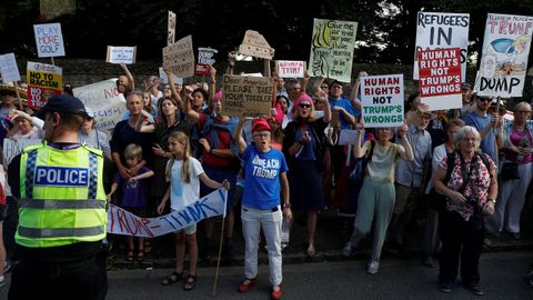 Numerosas personas se concentraron ante el palacio de Blenheim, donde se alojan los Trump, para protestar contra su visita