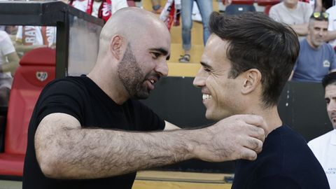 Claudio Gir&aacute;ldez e &Iacute;&ntilde;igo P&eacute;rez, salud&aacute;ndose en el Rayo-Celta de la primera vuelta.