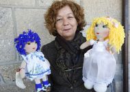 Rita, con dos del alrededor de mil mu�ecas que lleva hechas con ganchillo, un arte que le apasiona. 