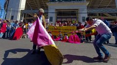 Dos aficionados a los toros en una manifestaci�n en Ciudad de M�xico