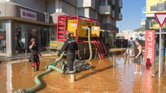 Militares de la UME ayer trabajando en una calle de Ibiza anegada de agua tras las lluvias.