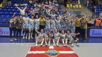 Las jugadoras y el cuerpo t�cnico del Guard�s celebran el triunfo ante el Michalovce con la representaci�n de su afici�n que se desplaz�.