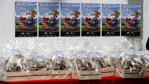 O Barco se rindi al botelo.Entre los asistentes se sortearon cestas con productos de la zona