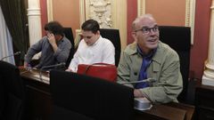 Rafael Mart�nez Cachafeiro, el amigo de J�come que asumi� la multa al coche de Alcald�a, y Francisco Lorenzo, al que el alcalde se refer�a en los audios como el conseguidor, en el pleno, sentados junto al socialista Jos� �ngel V�zquez Barquero