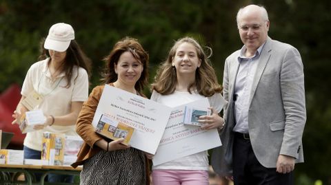 Manuel Are�n, secretario general de la Corporaci�n Voz de Galicia, entreg� el tercer premio en la modalidad 3�, 4�, 5� e 6� de Primaria y Educaci�n Especial a M�nica Antelo Barral, del CEIP Wenceslao Fern�ndez Fl�rez de A Coru�a, y a su profesora Silvia Rodr�guez V�zquez