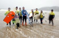 Arriba, los surferos en plena faena en Montalvo y, abajo, una foto del equipo. 