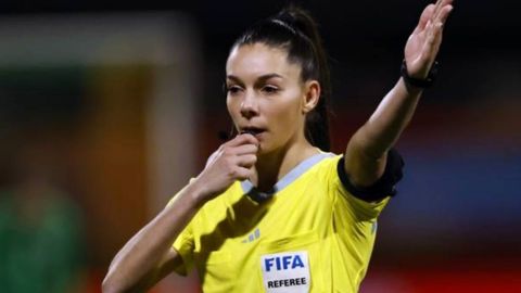 Eugenia Gil Soriano, durante un partido internacional como rbitra FIFA.
