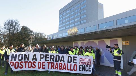 Trabajadores de Ence Pontevedra delante de la Delegacin Territorial de la Xunta en la ciudad