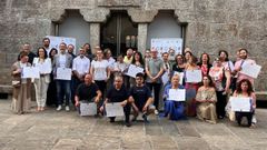 Foto de familia de parte de los responsables de los negocios que este mi�rcoles recibieron su diploma con las autoridades que participaron en el acto.