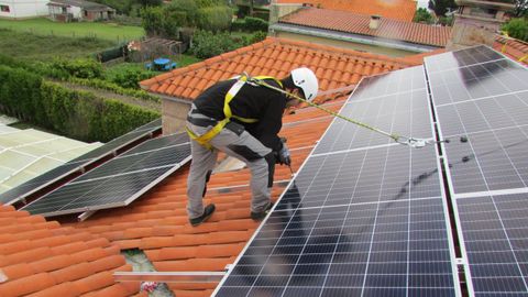 Un operario instalando placas solares