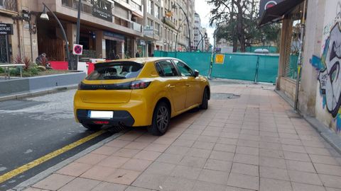 El coche del parque mvil municipal asignado a la alcalda, que utiliza Jcome a diario, aparcado sobre una acera