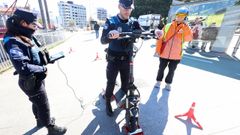 Imagen de la campa�a de los agentes de la polic�a local con los patinetes en Vigo. Los funcionarios certifican que el VMP del repartidor de comida cumple la ley