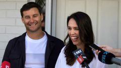 Jacinda Ardern con su esposo, Clarke Gayford