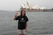 <span lang= es-es >Intensa experiencia personal y deportiva en S�dney</span>. Arriba, Leny posa frente a la Opera House; a la izquierda, comparte instrucciones con jugadores y t�cnicos en Victoria