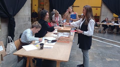 La candidata del PP a la Alcaldía de Gijón, Ángela Pumariega, durante su votación.