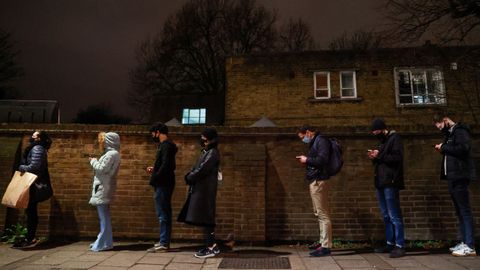 Un grupo de personas espera para recibir su vacuna de refuerzo en Londres
