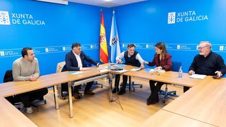 Dirigentes de la Asociaci�n Profesional de la Pesca y Comercializaci�n de la Angula (Aproang), con la conselleira Marta Villaverde y cargo de Mar, el 16 de febrero del 2026.