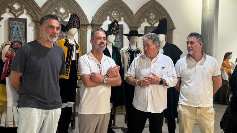 Un momento da visita � montaxe da exposici�n