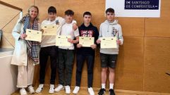 Alumnos xalleiros premiados en �Informat�zate� junto a su profesora.Alumnos xalleiros premiados en �Informat�zate� junto a su profesora.