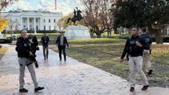 Agentes del servicio secreto delante de la Casa Blanca