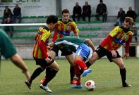 El Cerceda perdi� anteayer su condici�n de invicto en la liga en el derbi contra el Laracha (2-1).