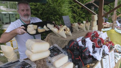 Uno de los puestos en el Arniu Chesse Fest, Festival de los Quesos Tradicionales y Singulares de Asturias en el Centro Social La Caballera en Soto de Ribera