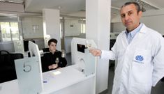 Marcelo Vidal, cun alumno, salienta as instalaci�ns da sala de catas do CIFP Compostela. 