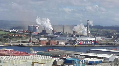 Nube de polvo en el entorno de la planta de Arcelor en Avils.Nube de polvo en el entorno de la planta de Arcelor en Avils