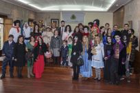 <span lang= es-es >Boda en carnaval</span>. Eva Campos y Jorge Cervantes contrajeron ayer matrimonio civil en el Concello do Carballi�o vestidos como la novia cad�ver y el zombi -en el centro de la imagen, detr�s de los ni�os-. Rodrigo Gonz�lez ofici� la ceremonia como Elvis Presley -a la izquierda-. 