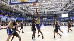 Partido del EncestaR�as entre el Obradoiro y el Valencia Basket 